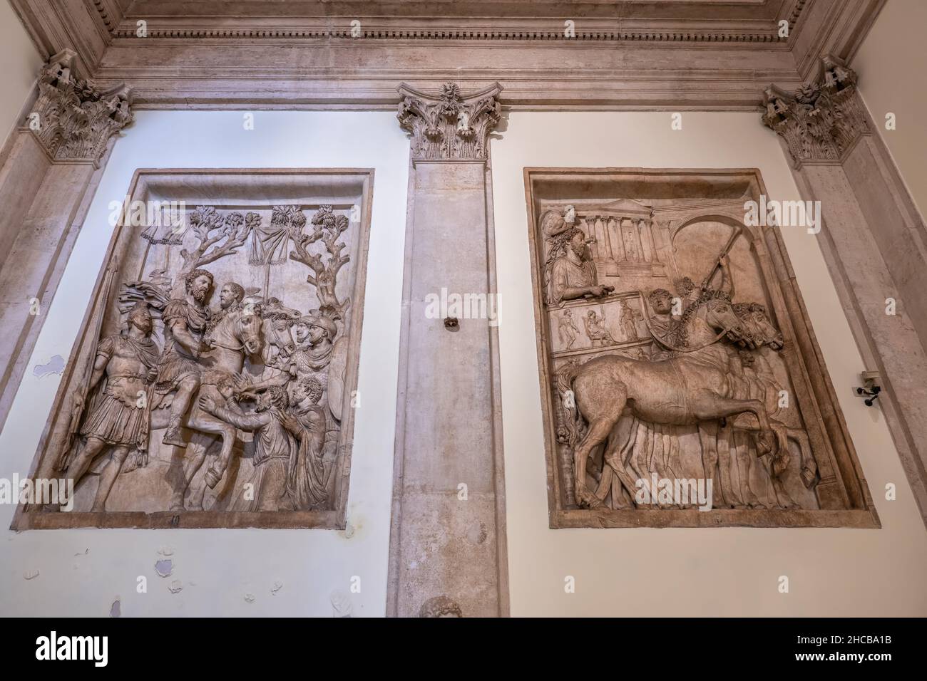 Reliefs du monument honorifique à Marcus Aurelius (marbre, 176-180 AD) dans l'escalier principal à Palazzo dei Conservatori, Musées Capitoline, Rome, IT Banque D'Images