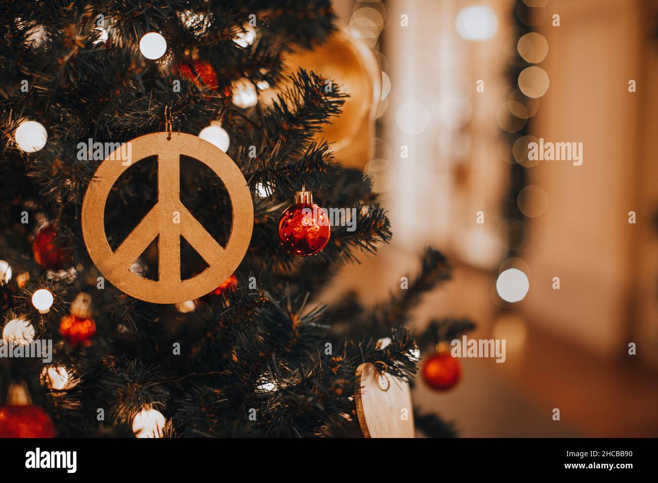 Décoration de Noël avec figurine hippie Icon accrochée sur un arbre de Noël.Décor créatif Banque D'Images