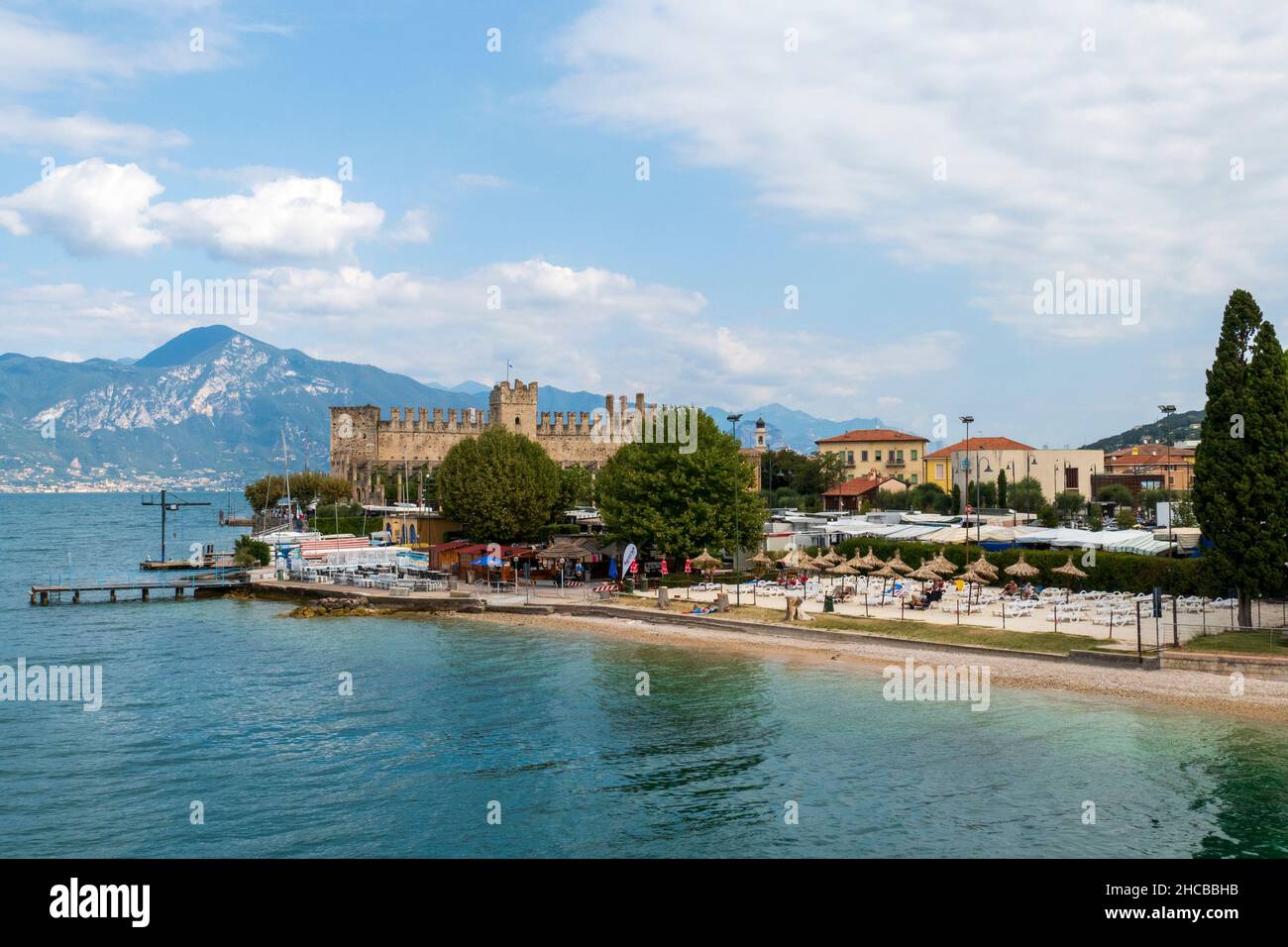 Blick auf Torri del Benaco mit der Skaligerburg am Gardasee Banque D'Images