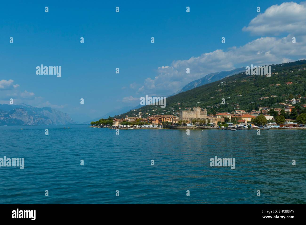 Blick auf Torri del Benaco mit der Skaligerburg am Gardasee Banque D'Images