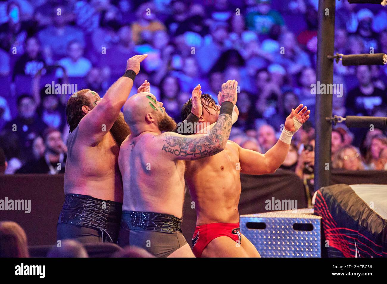 Tampa, Floride, États-Unis.26th décembre 2021.Les Vikings Raiders vs Cesaro vs Los Lotharios pendant le combat WWE à Amalie Arena.Credit: Yaroslav Sabitov/YES Market Media/Alay Live News Banque D'Images