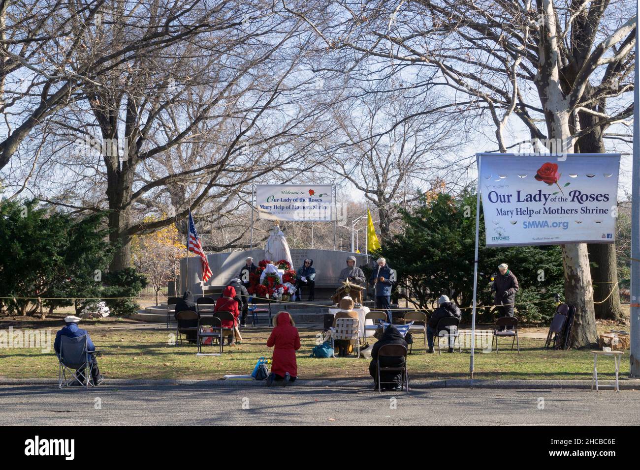Un service de prière de l'Église catholique romaine qui prie une statue de la Vierge Marie sur le site des apparitions de Veronica Lueken.Dans un parc à Queens, New York. Banque D'Images