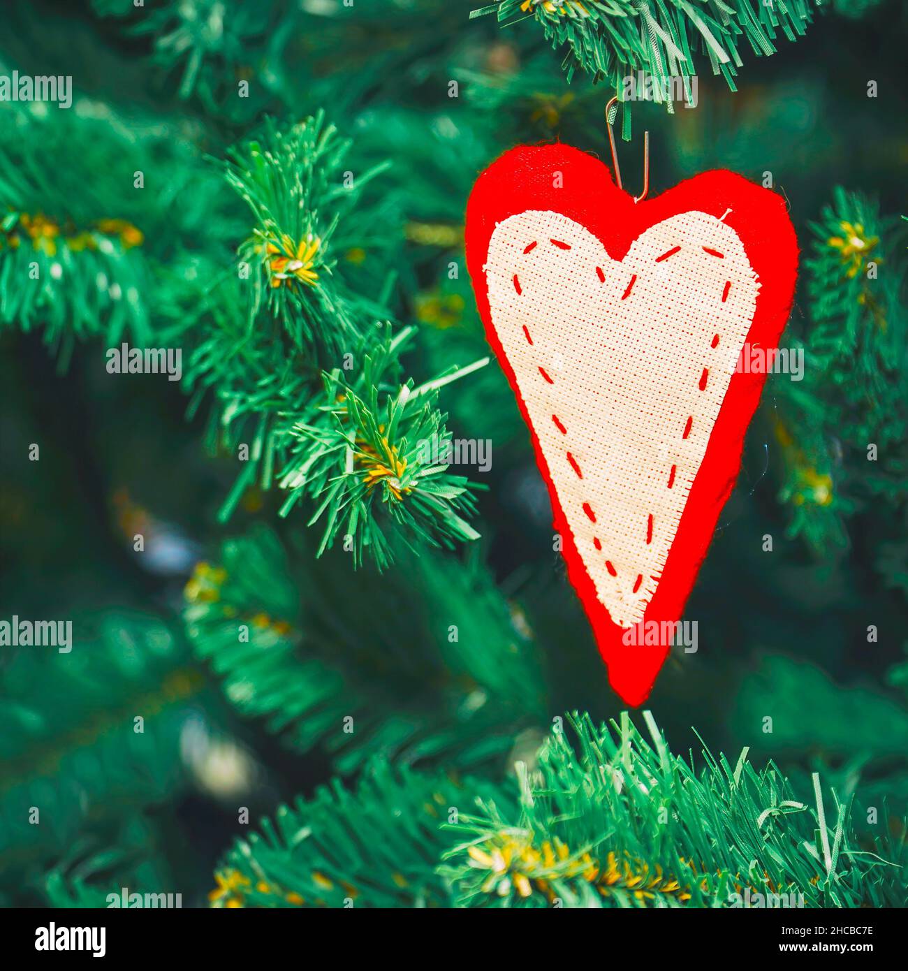 Enseigne en forme de coeur maison sur l'arbre de Noël Banque D'Images