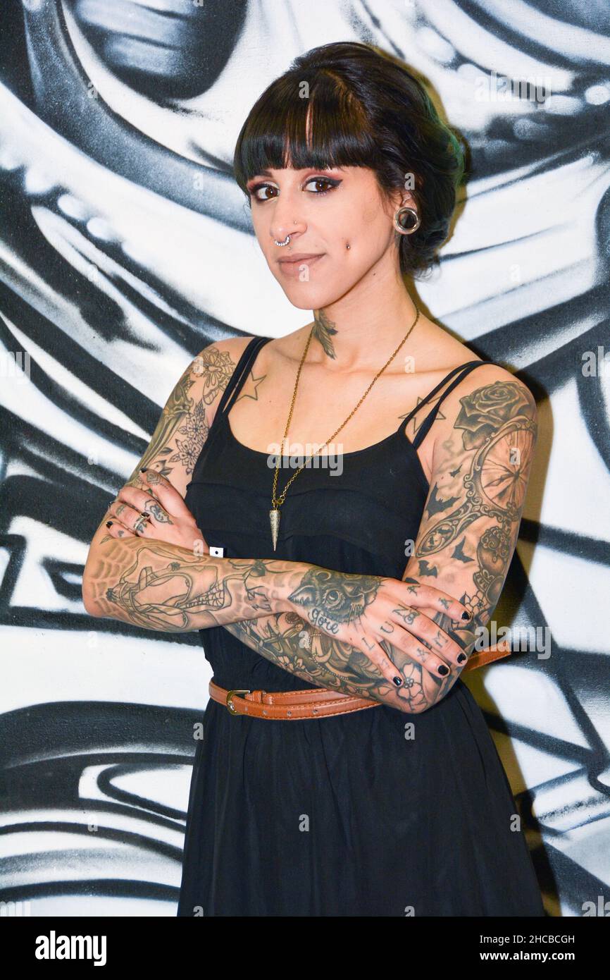 Portrait posé d'une femme attrayante avec de multiples tatouages et piercings.Lors d'une convention de tatouage à Uniondale, long Island, New York. Banque D'Images