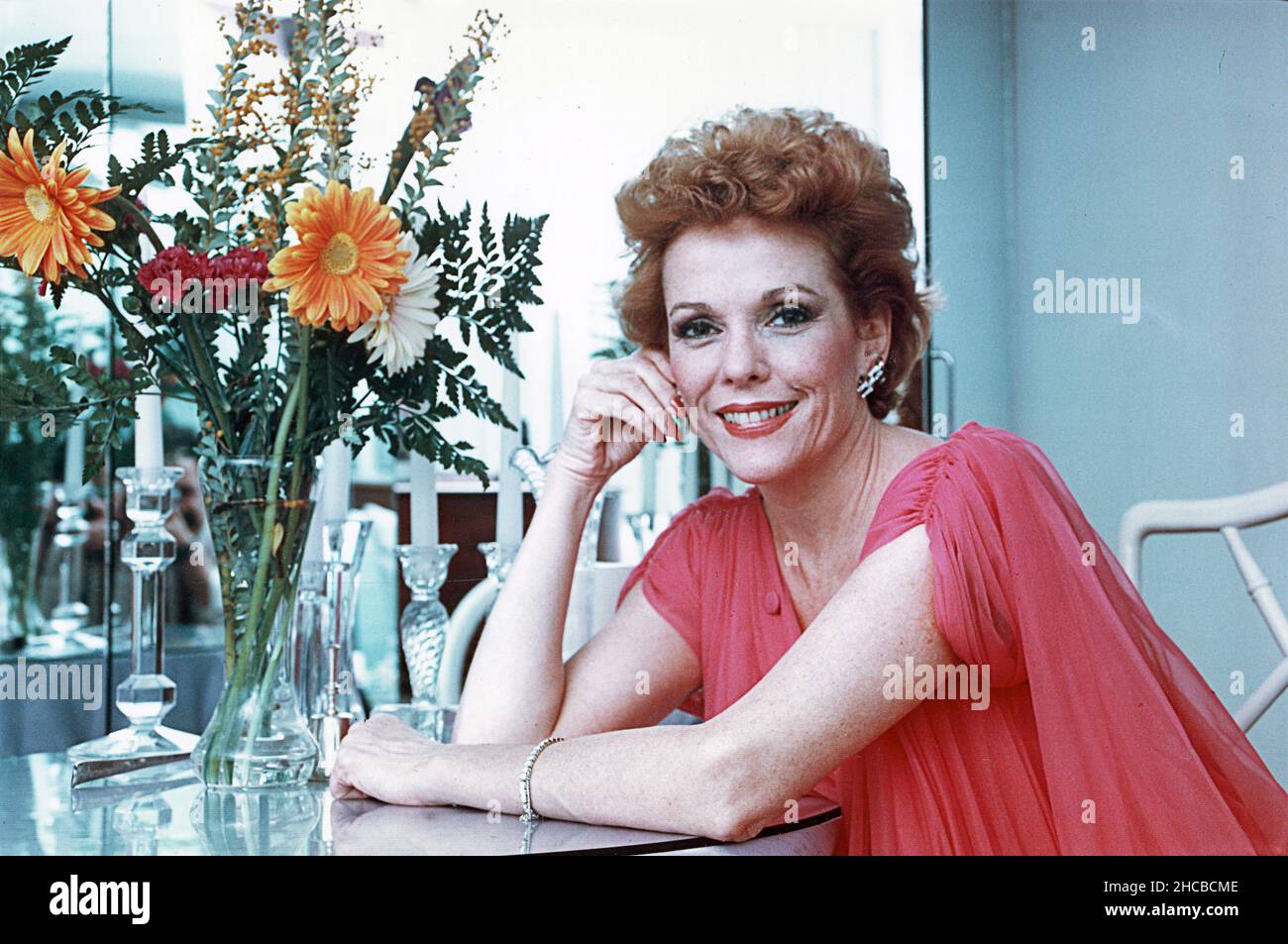Portrait posé de l'actrice Eileen Fulton de l'opéra de savon qui a joué dans le monde tourne pendant 50 ans. En 1981 dans sa maison de Manhattan. Banque D'Images
