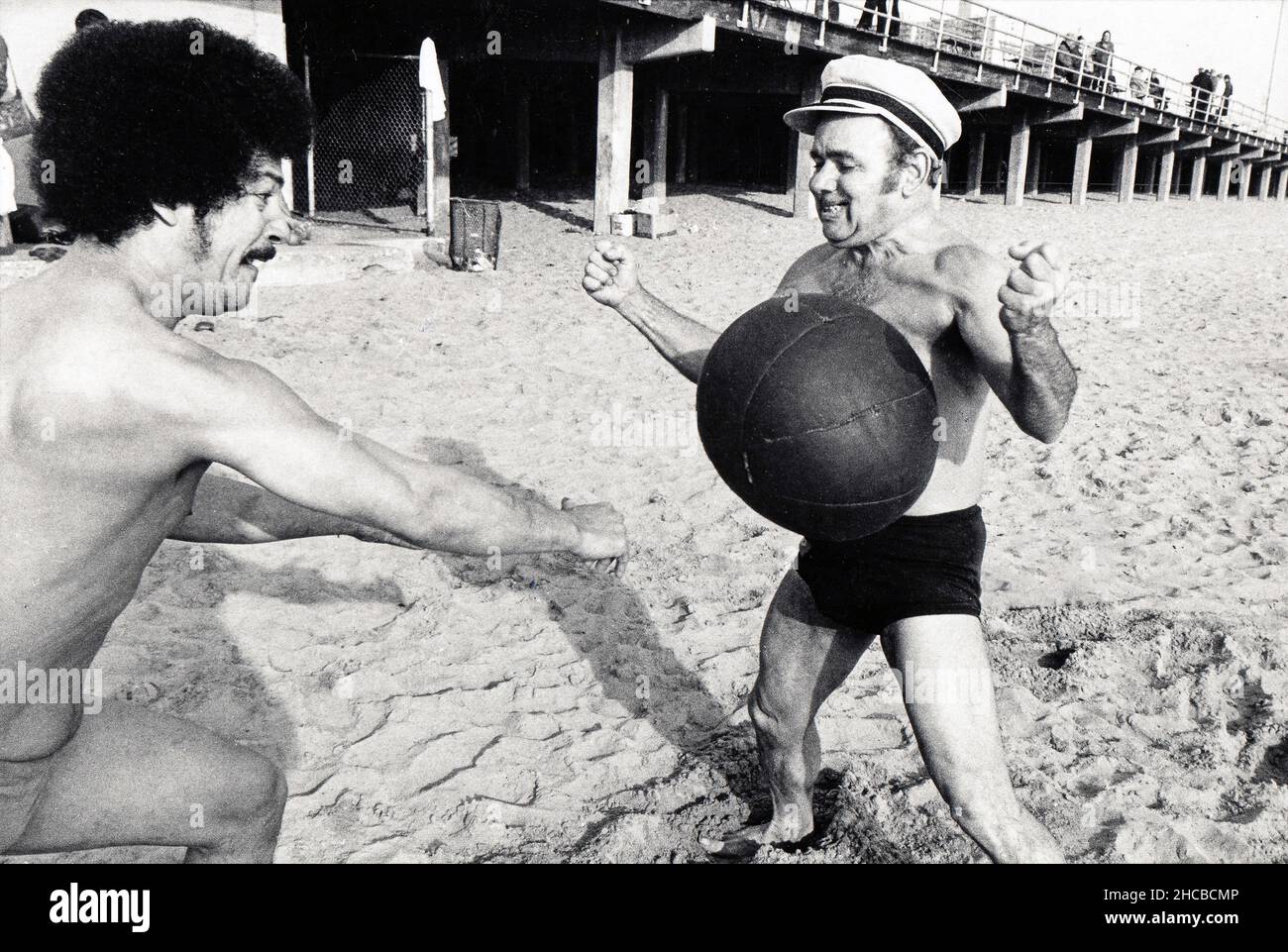 Les membres de l'exercice Polar Bear Club avec un medecine ball lors de la nage annuelle du jour de l'an 1976 à Coney Island, Brooklyn, New York Banque D'Images