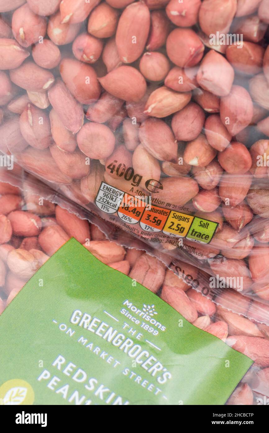 Paquet d'arachides à peau rouge propre au supermarché Morrison.Pour les marques propres, l'étiquette de feu de circulation alimentaire, l'emballage en plastique. Banque D'Images