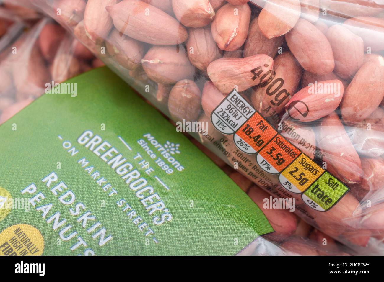 Paquet d'arachides à peau rouge propre au supermarché Morrison.Pour les marques propres, l'étiquette de feu de circulation alimentaire, l'emballage en plastique. Banque D'Images