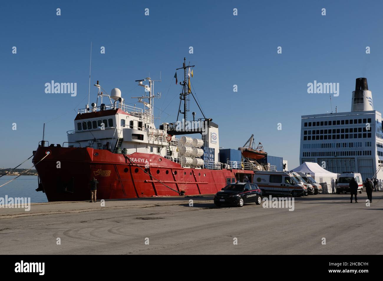 Le navire de secours humanitaire Sea-Eye 4 débarque à Pozzallo avec 214 migrants à bord Banque D'Images
