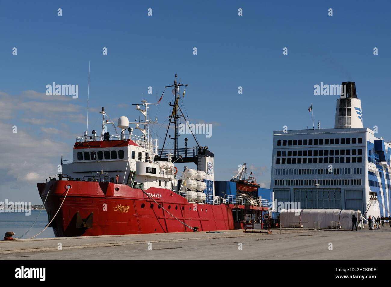 Le navire de secours humanitaire Sea-Eye 4 débarque à Pozzallo avec 214 migrants à bord Banque D'Images