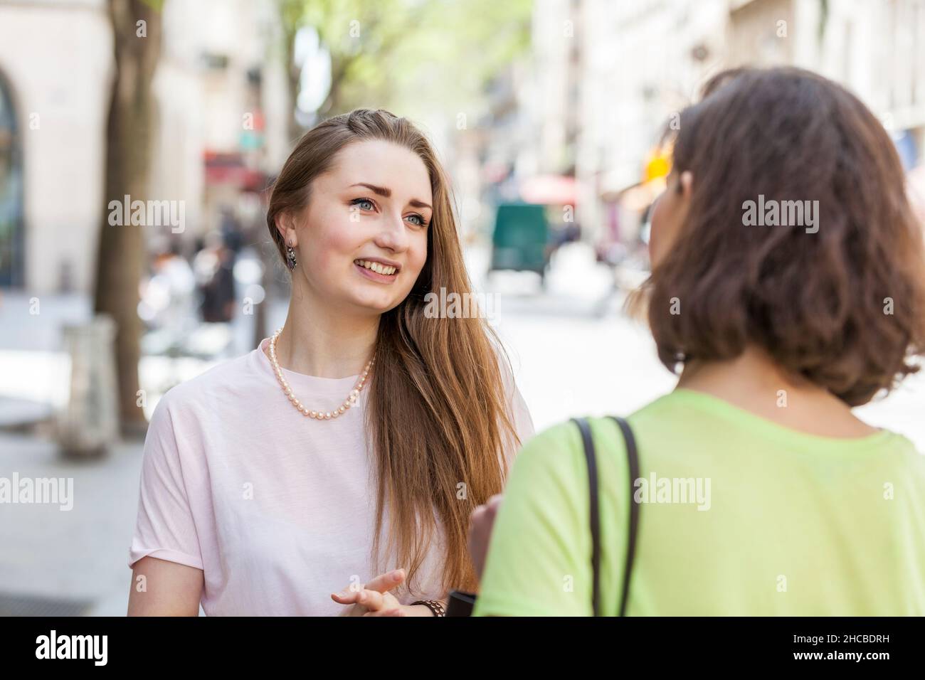 Belle femme parlant avec un ami sur la piste de marche Banque D'Images