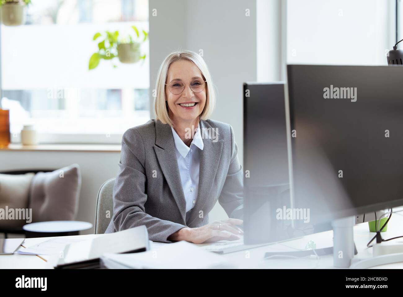 Femme d'affaires avec un PC tablette sur le lieu de travail Banque D'Images