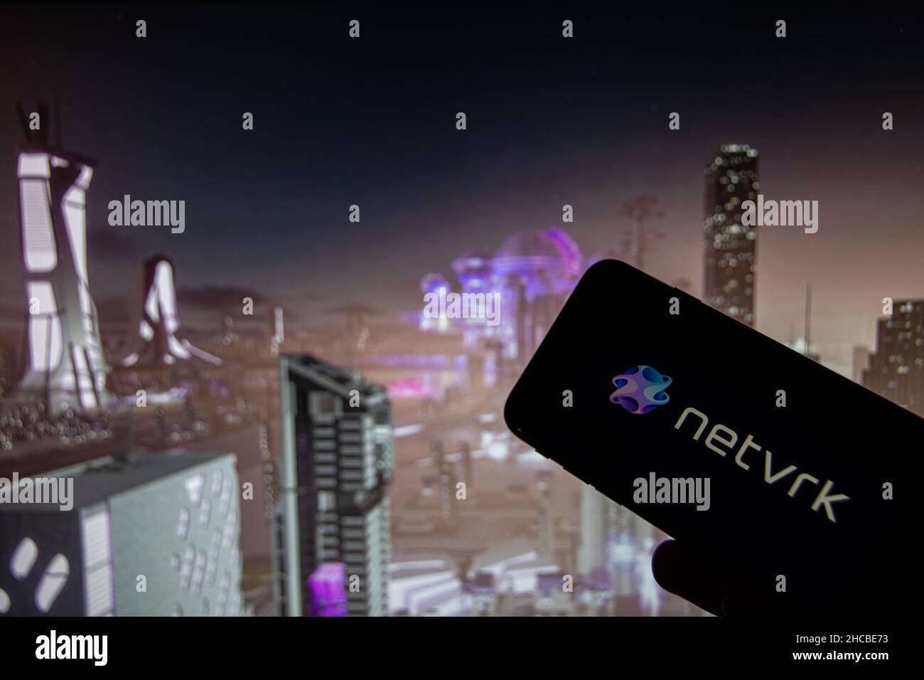 Rheinbach, Allemagne 27 novembre 2021, le logo de la crypto-monnaie 'netvrk' sur l'affichage d'un smartphone (Focus sur le logo) Banque D'Images