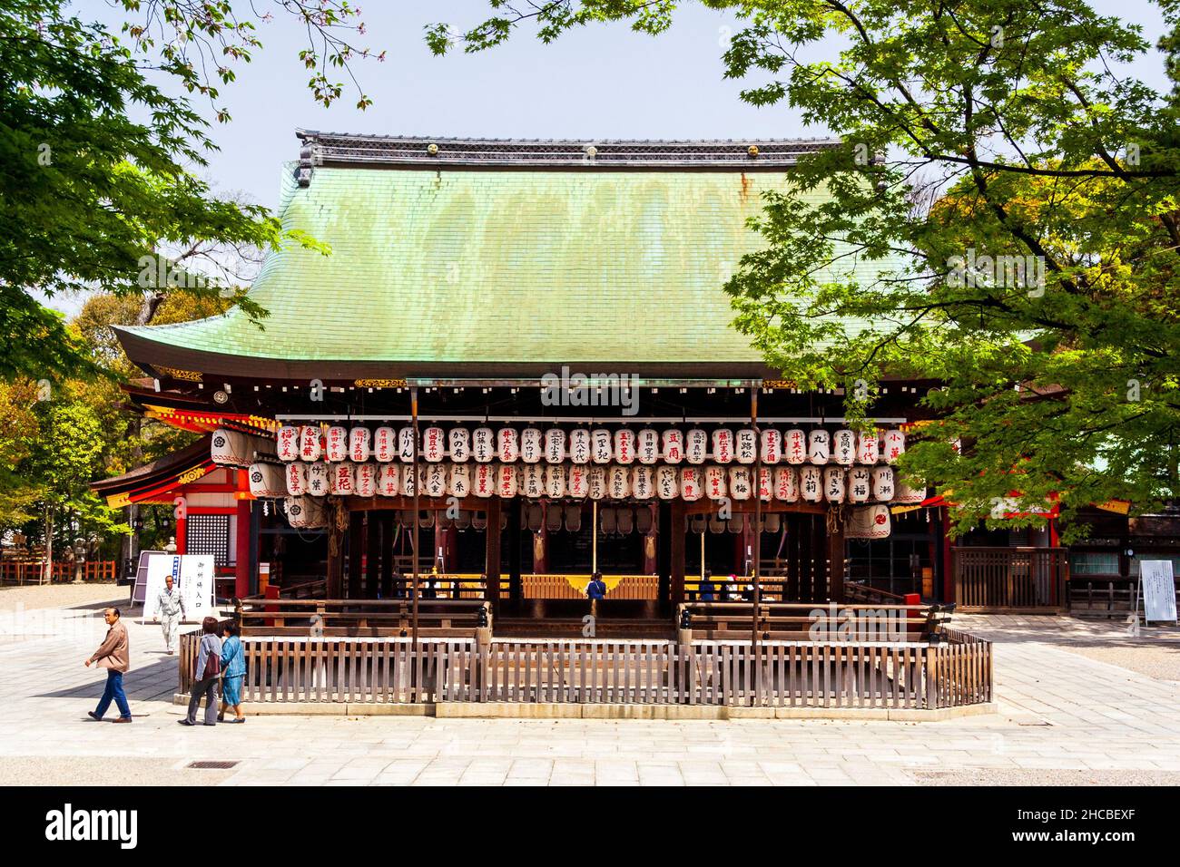 Le Buden Hall au sanctuaire de Yasaka à Kyoto. Utilisé pour les cérémonies de dédicace et les mariages, il a 281 lanternes en papier blanc, chochin, accrochées en rangées. Banque D'Images