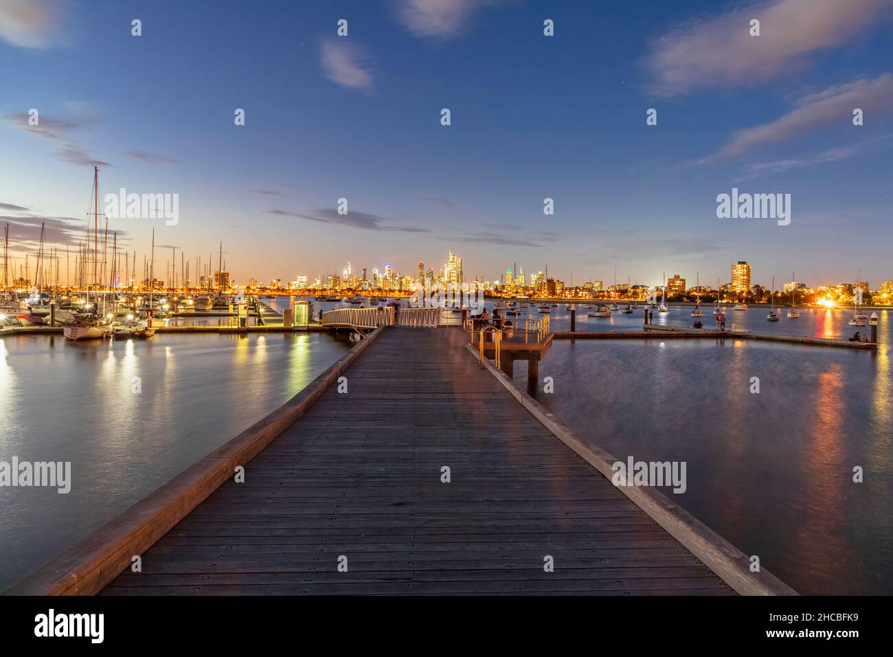 Australie, Victoria, Melbourne, Bateaux amarrés au Royal Melbourne Yacht Squadron Marina au coucher du soleil Banque D'Images