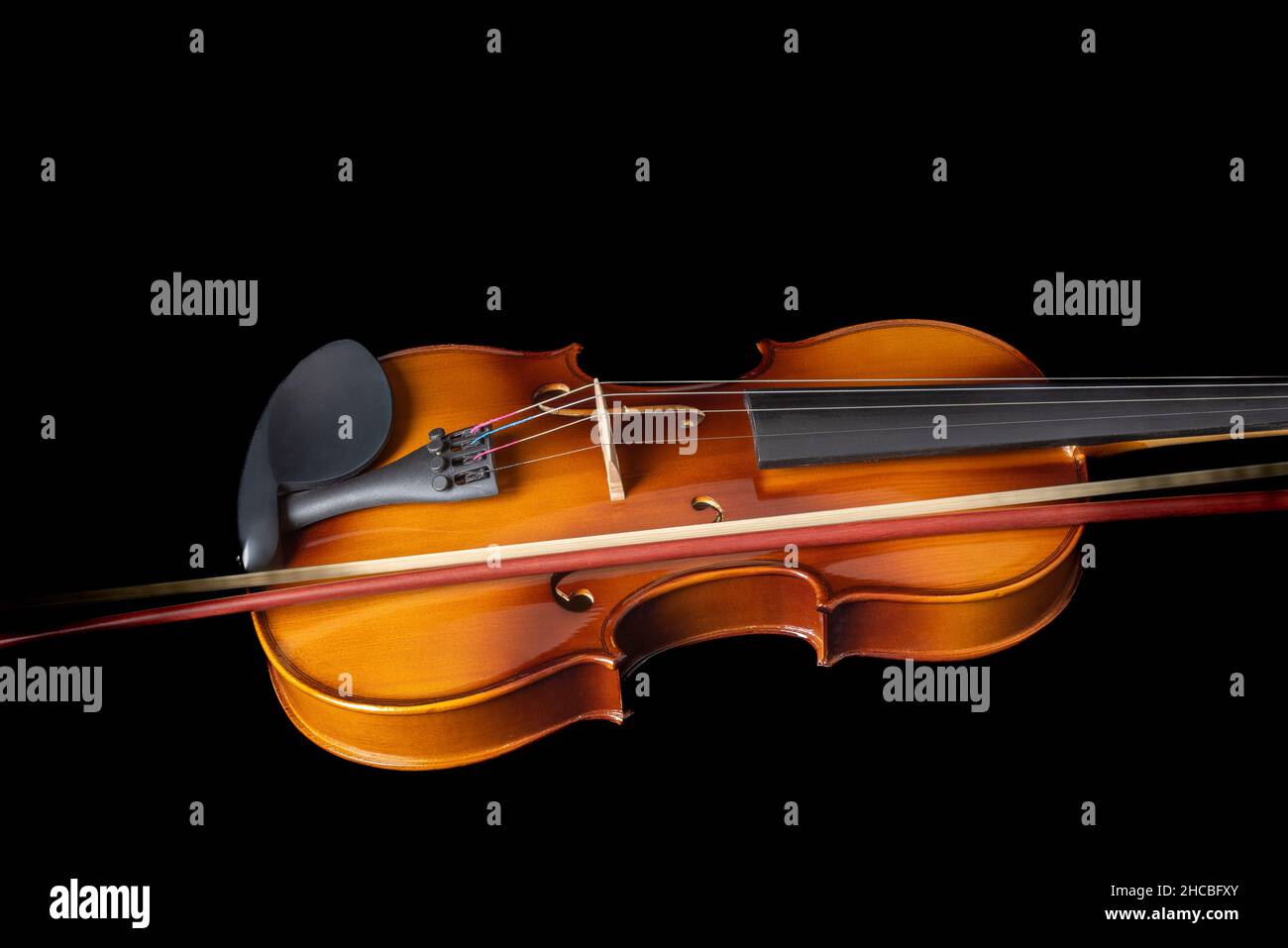 Partie d'un violon avec un arc isolé sur fond noir.Copier l'espace. Banque D'Images