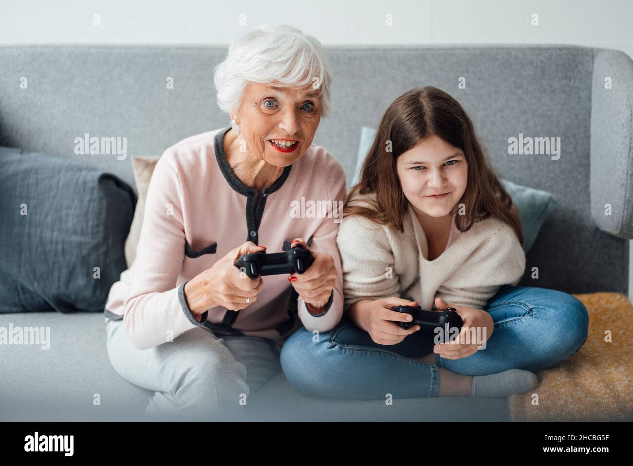 Femme avec les bras croisés de nouveau fond rose Banque D'Images