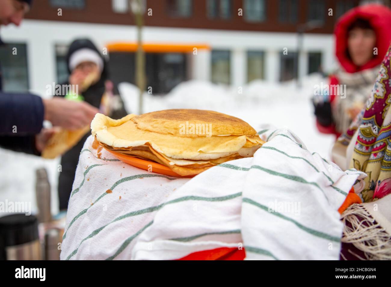 russie blili dehors sur la célébration maslenitsa.People prendre des crêpes pendant Shrovetide à la Russie Banque D'Images