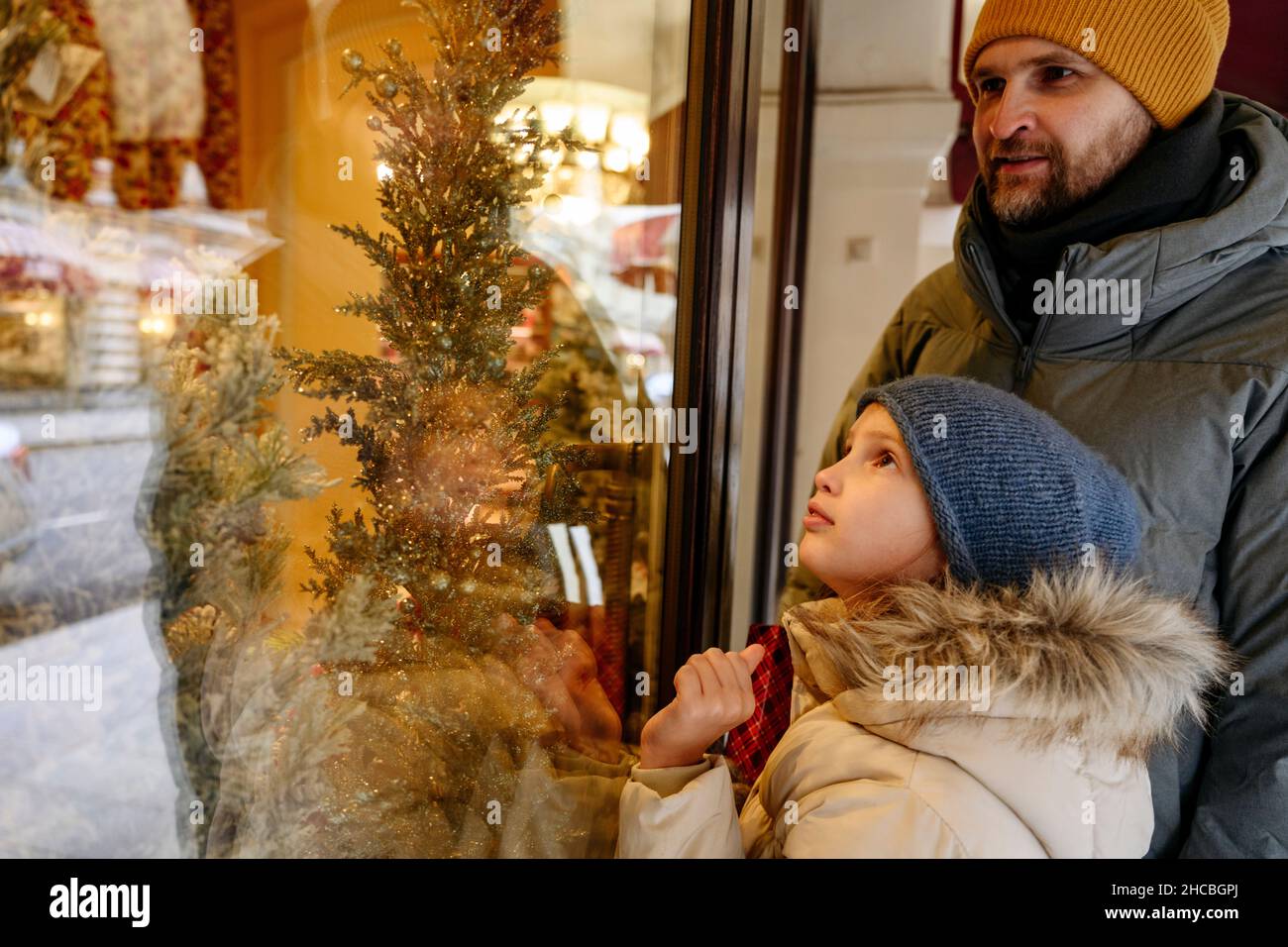 Une jeune fille enjouée sur le visage avec cadeau sur le sentier Banque D'Images
