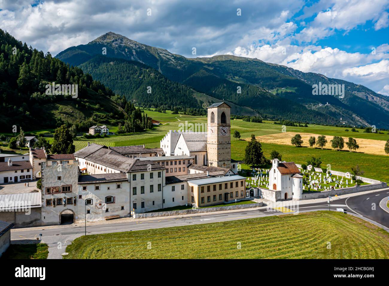 Suisse, canton des Grisons, Val Mustair, vue aérienne de l'abbaye bénédictine de Saint Jean Banque D'Images