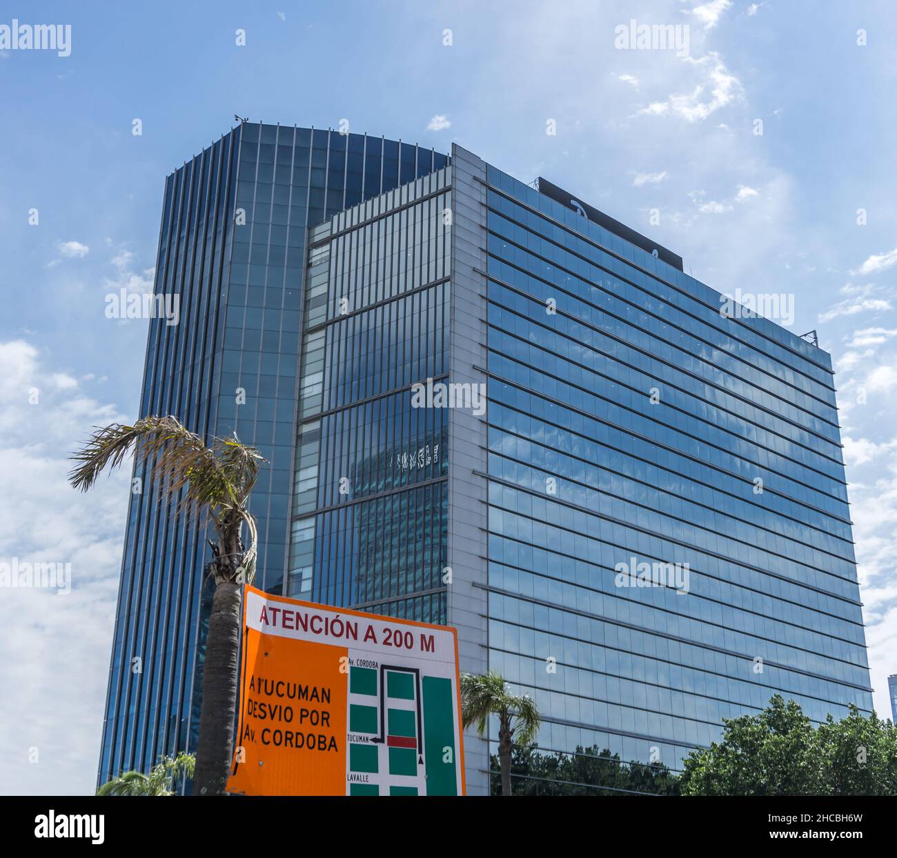 Buenos Aires, Costanera; 22 novembre 2019: Nouveau bâtiment d'affaires, reflétant le ciel, avec signe de détour Banque D'Images