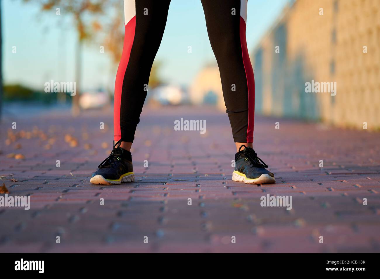 Sportswoman avec une chaussure de sport debout sur la piste de marche Banque D'Images