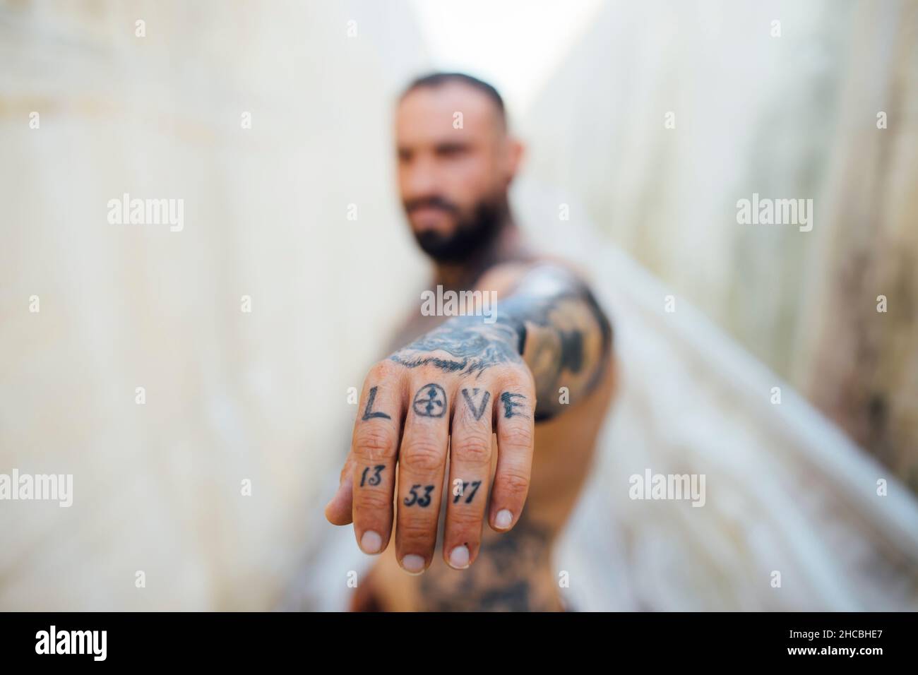 Homme montrant la main tatouée Banque D'Images
