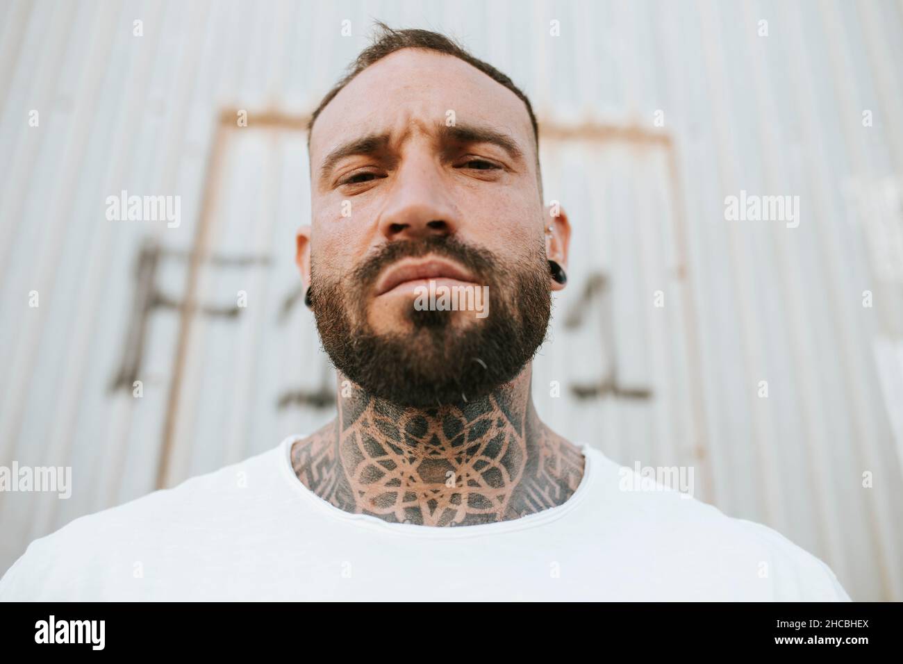 Man with tattooed neck Banque de photographies et d'images à haute  résolution - Alamy