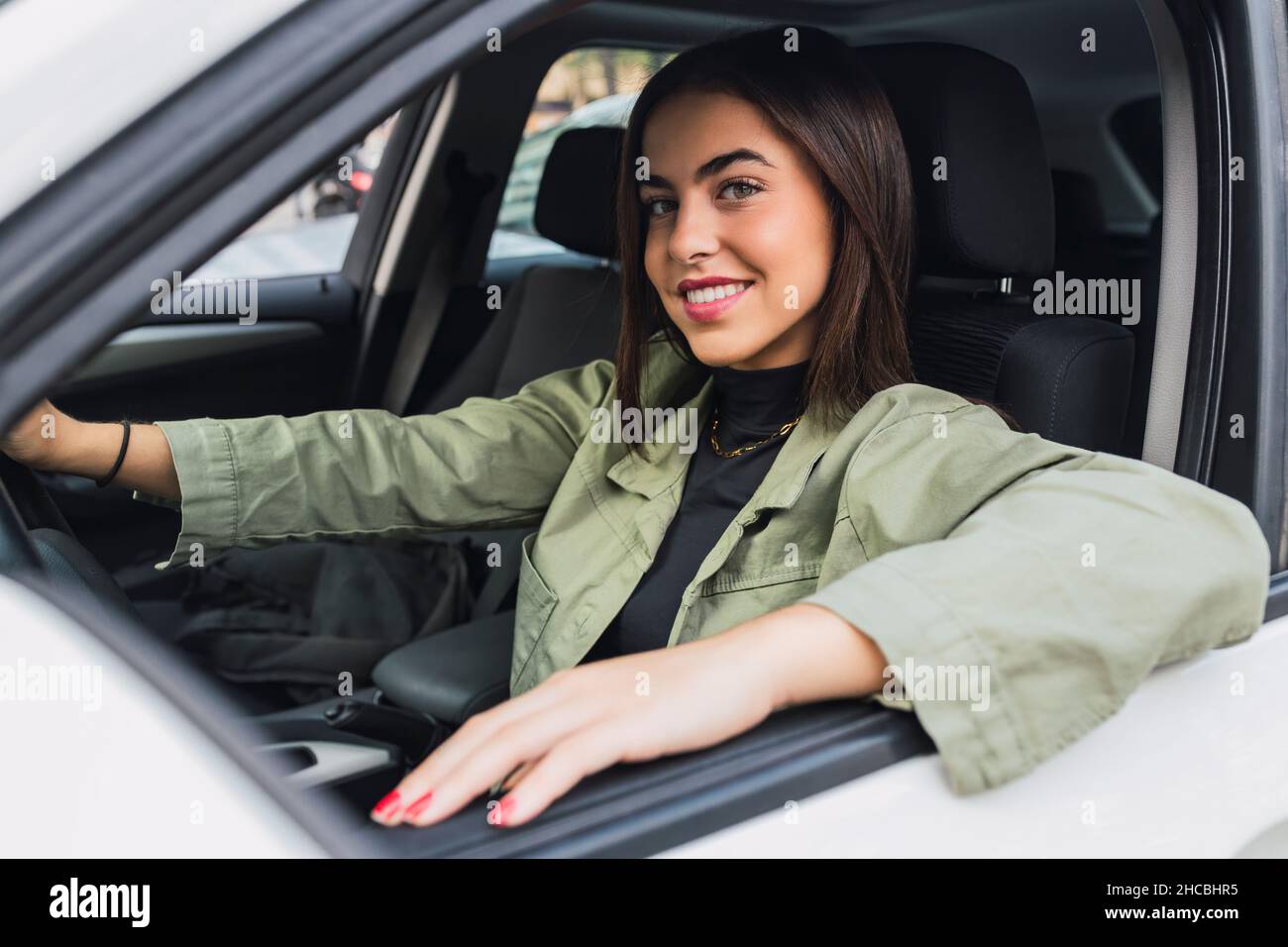 Happy young woman driving car Banque D'Images