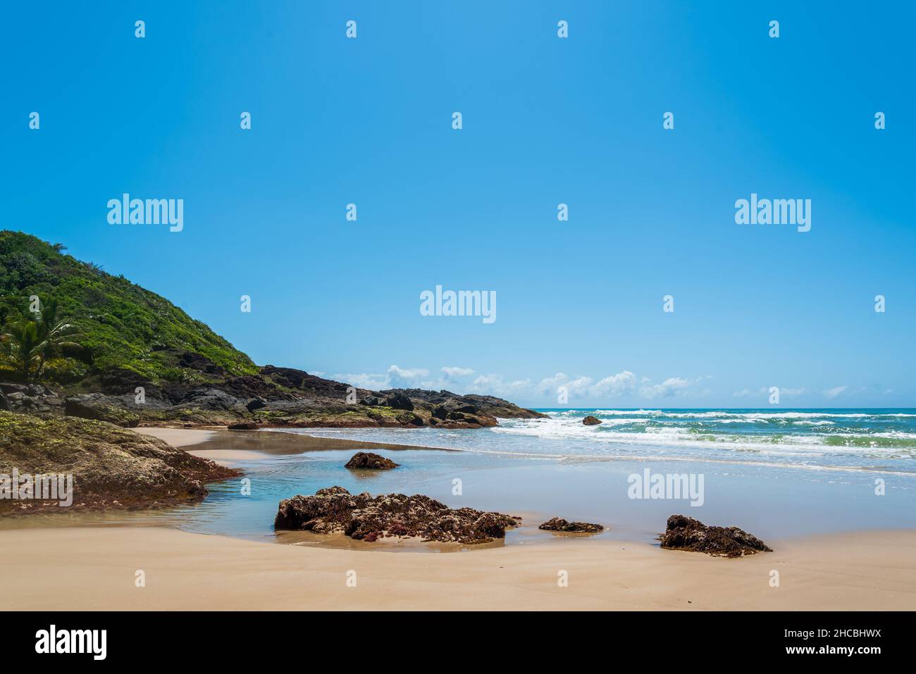 Rochers sur la plage de la côte nord-est du Brésil Banque D'Images