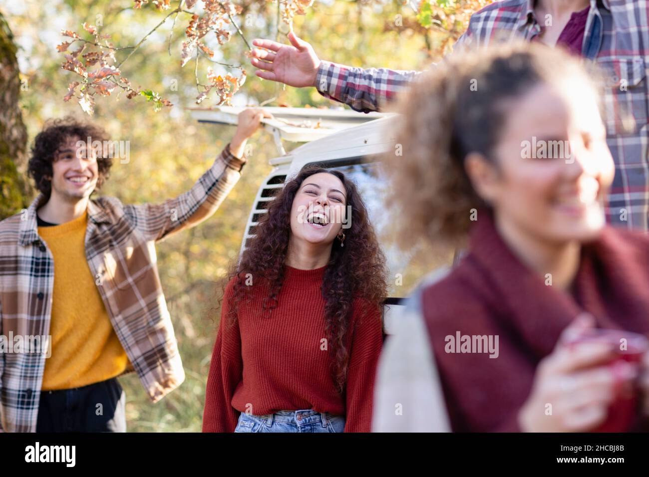 Amis s'amuser dans la forêt d'automne le week-end Banque D'Images