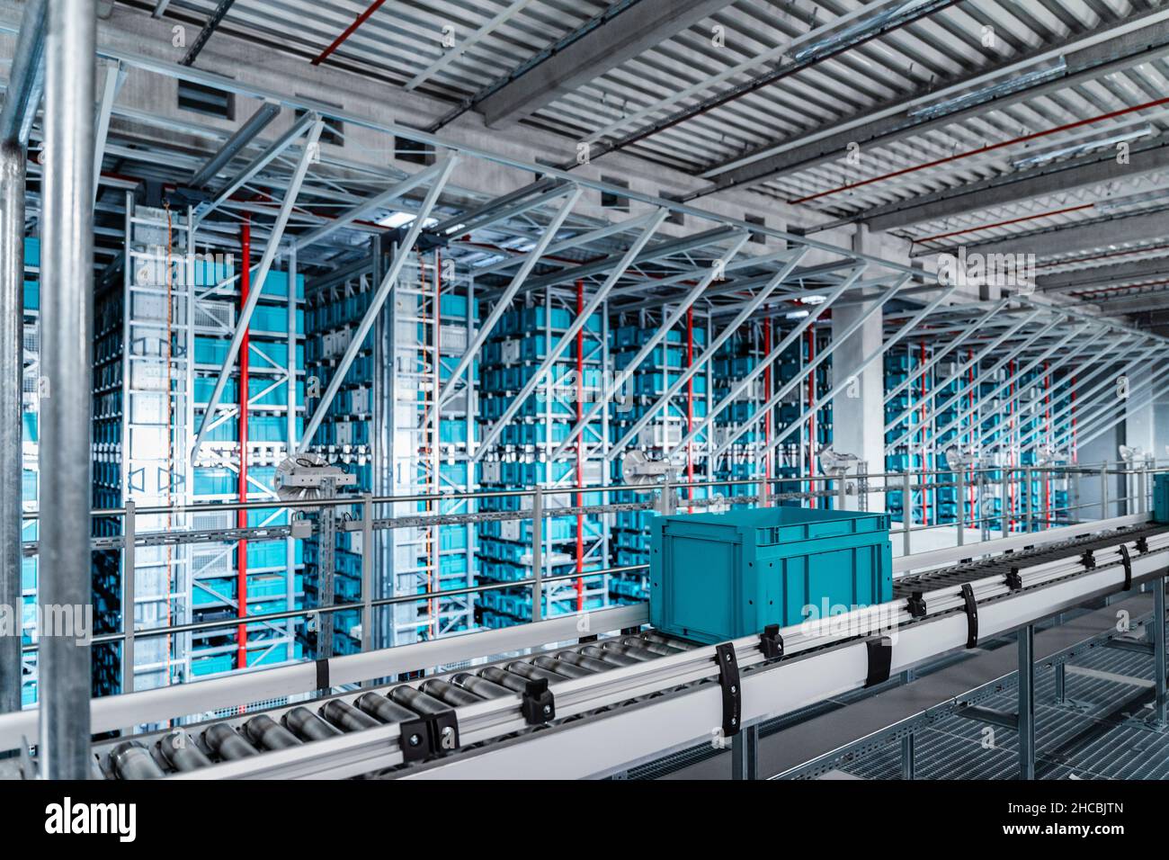 Conteneur sur le tapis du convoyeur dans l'entrepôt automatisé Banque D'Images