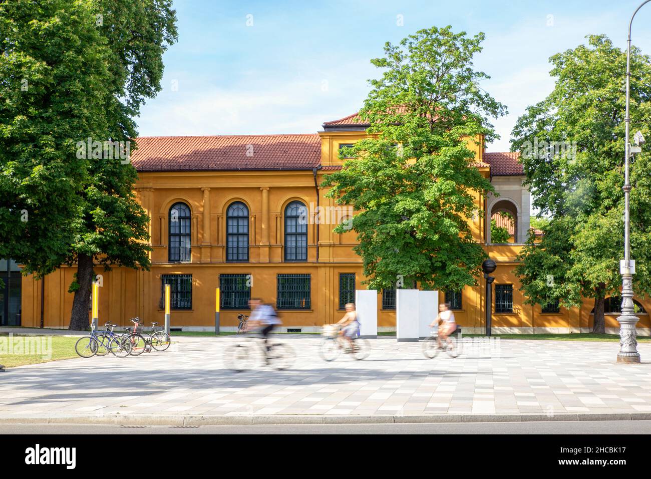 Allemagne, Bavière, Munich, personnes à vélo en face du musée Lenbachhaus Banque D'Images
