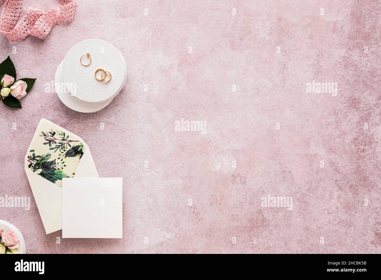 Studio de chaussures pour femmes, roses, ruban et plaque avec paire d'anneaux de mariage Banque D'Images