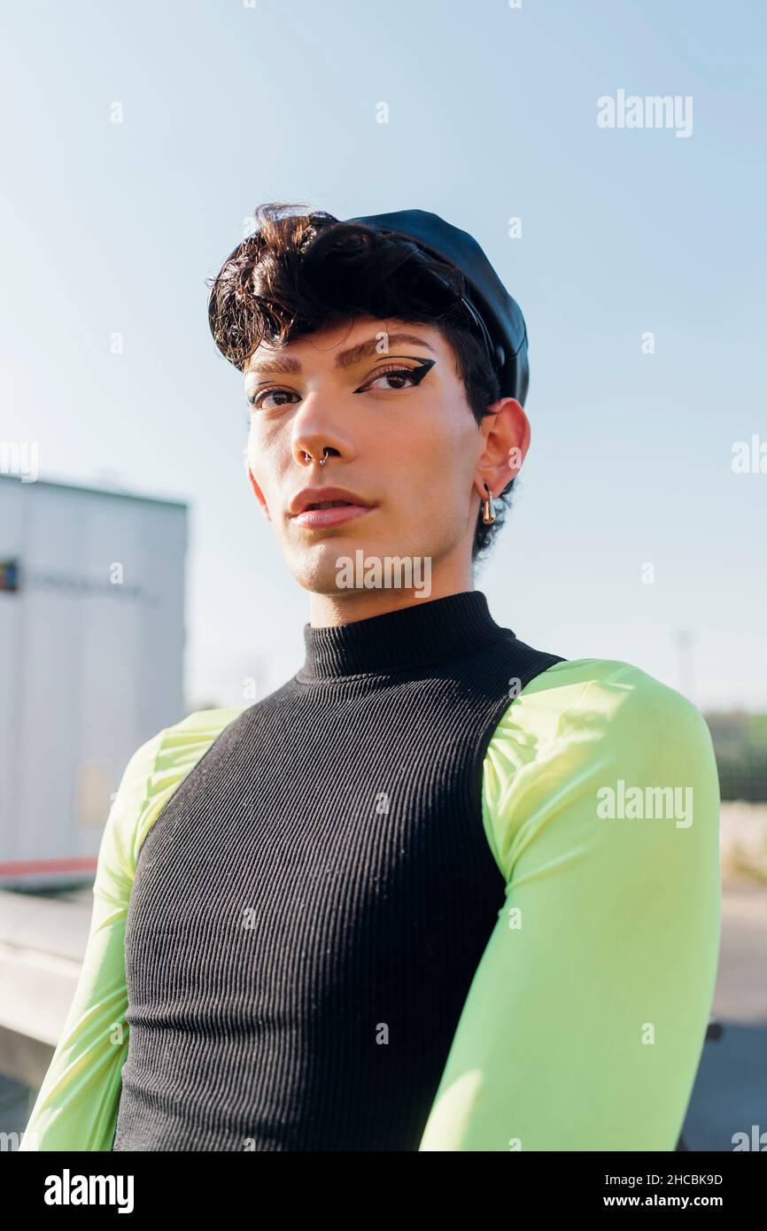 Jeune homme gay regardant loin le jour ensoleillé Banque D'Images