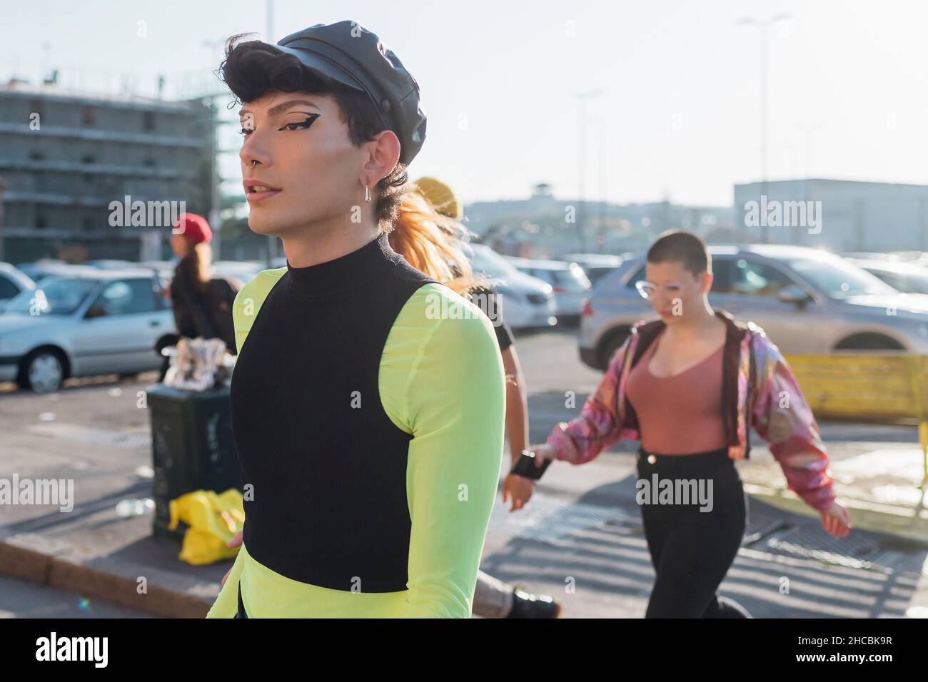 Homme gay avec des amis en arrière-plan le jour ensoleillé Banque D'Images