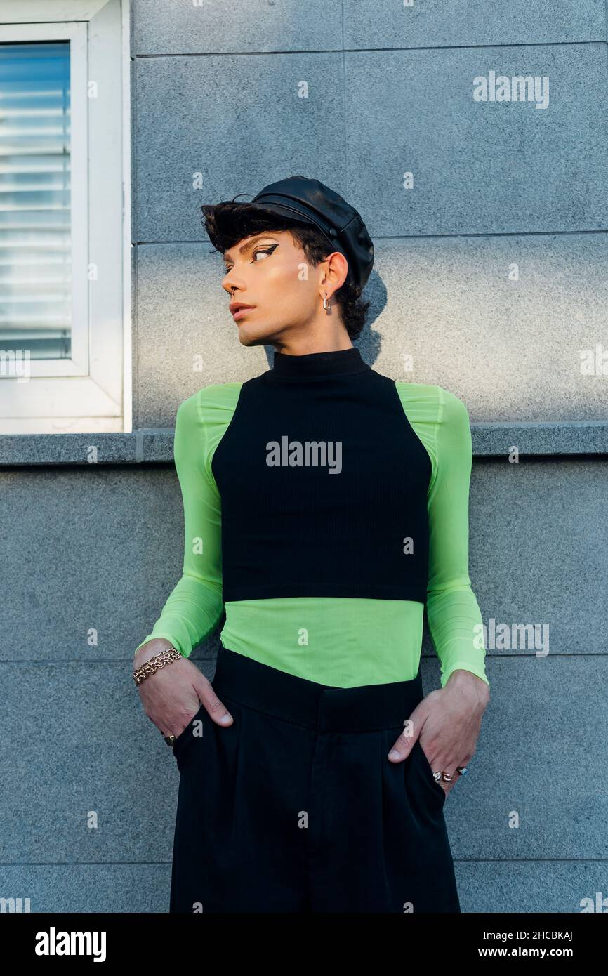 Lumière du soleil sur l'homme gay avec les mains dans les poches Banque D'Images