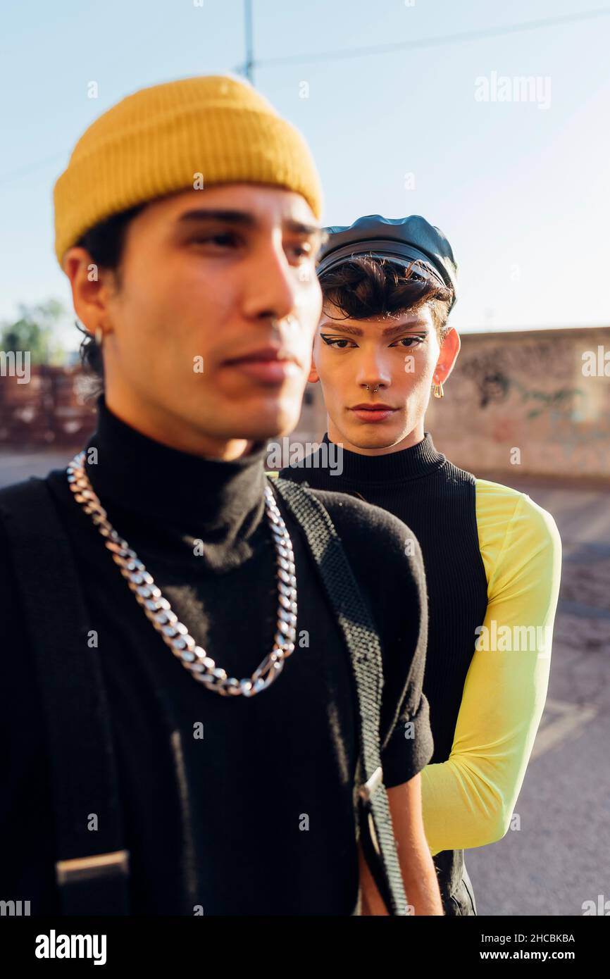 Homme gay debout avec un ami sur la route Banque D'Images