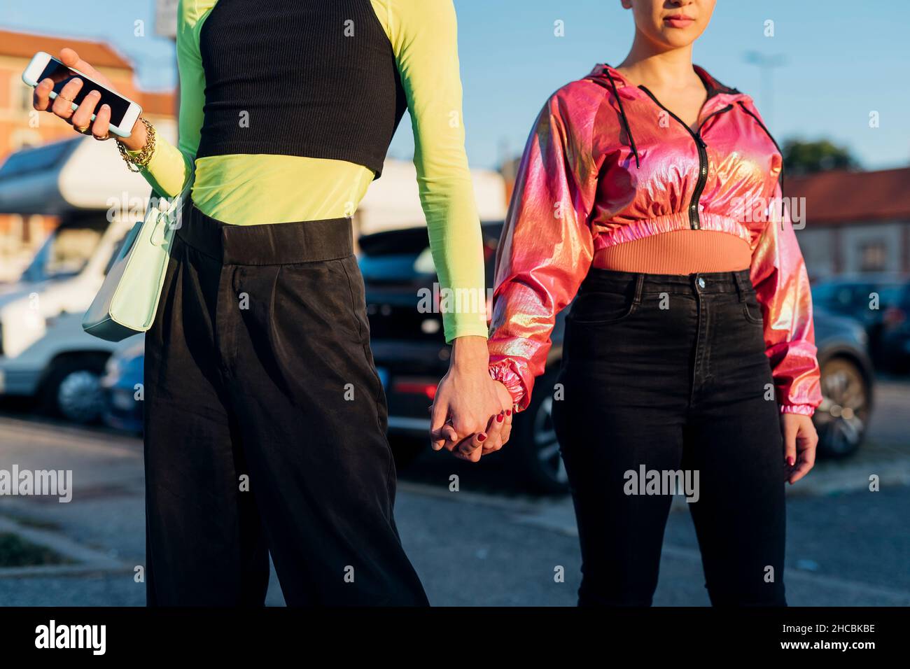 Jeune homme tenant la main d'un ami sur la route Banque D'Images