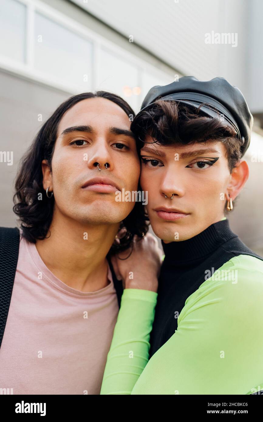 Homme gay penché sur l'épaule de l'ami Banque D'Images