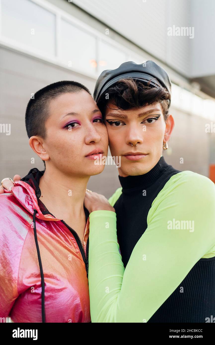 Jeune homme gay avec la casquette penchée sur l'épaule de l'ami Banque D'Images