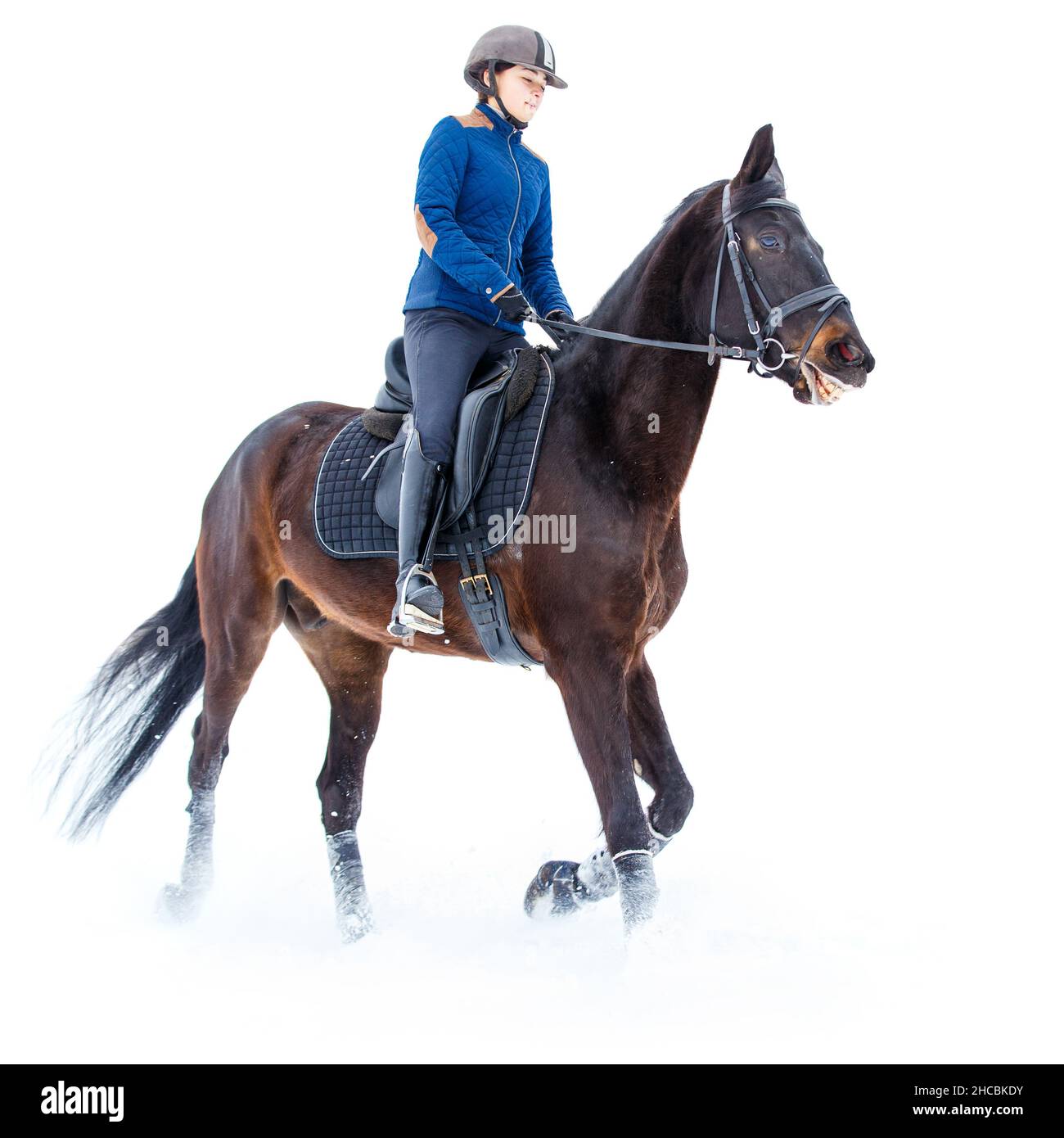 Jeune femme à cheval en hiver isolée sur blanc Banque D'Images