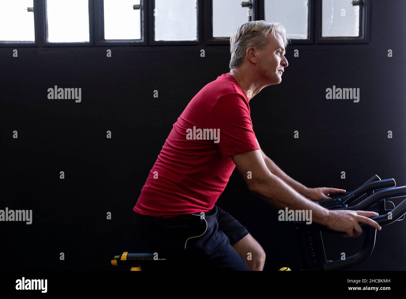 Les athlètes s'entraînent à vélo dans la salle de sport Banque D'Images