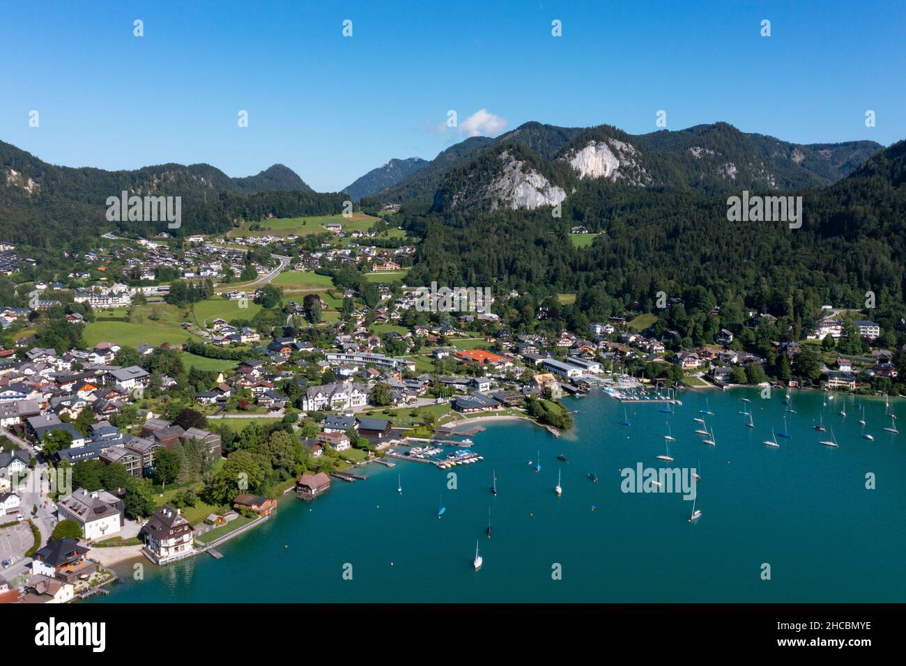 Autriche, Salzbourg, Saint Gilgen, Drone vue sur le village sur les rives du lac Wolfgang en été Banque D'Images