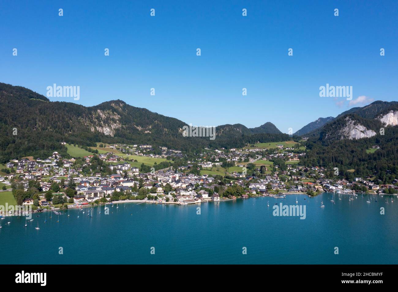 Autriche, Salzbourg, Saint Gilgen, Drone vue sur le village sur les rives du lac Wolfgang en été Banque D'Images