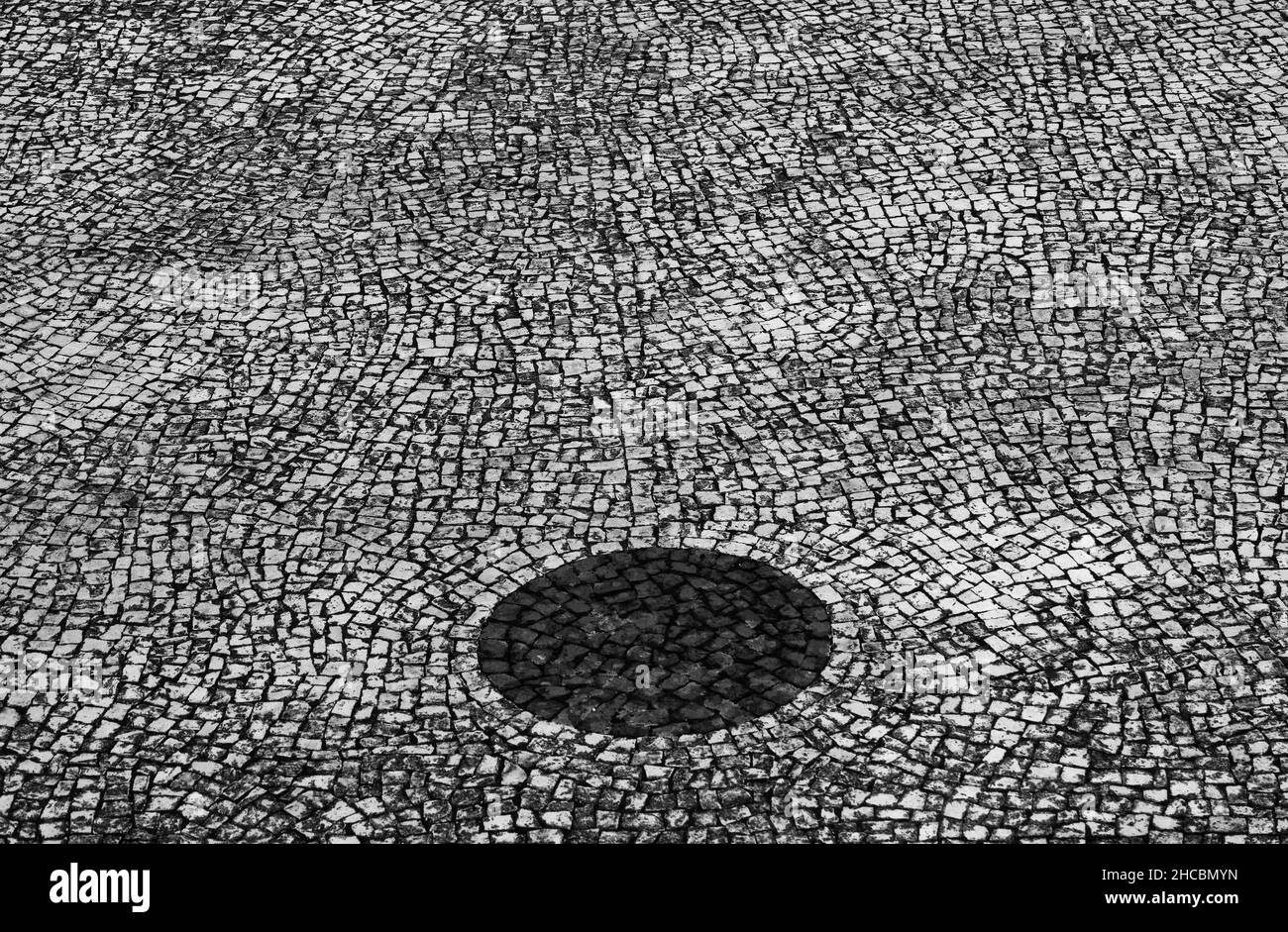 Cercle noir sur la rue pavée Banque D'Images