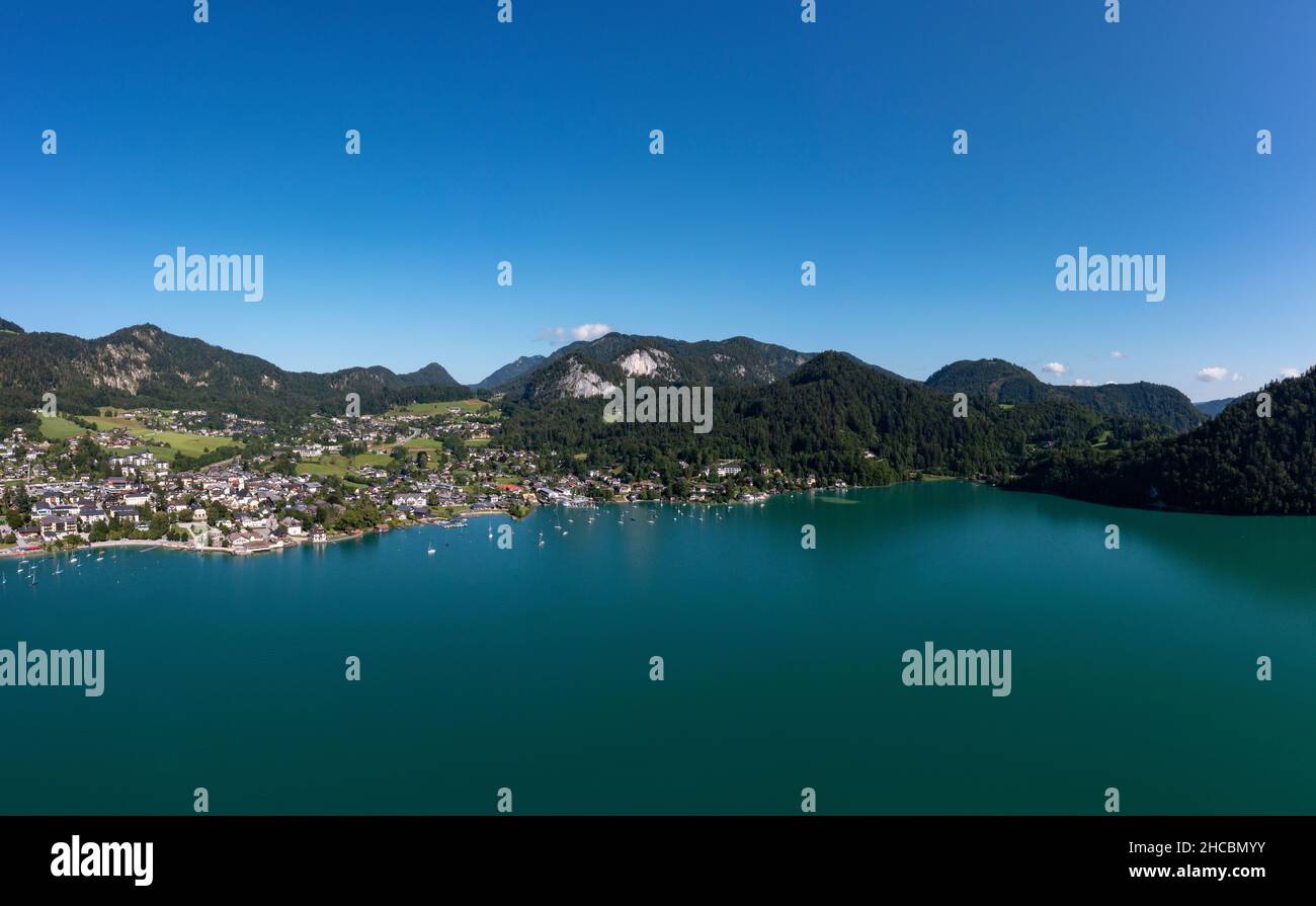 Autriche, Salzbourg, Saint Gilgen, Drone vue du ciel clair sur le lac Wolfgang en été avec village en arrière-plan Banque D'Images