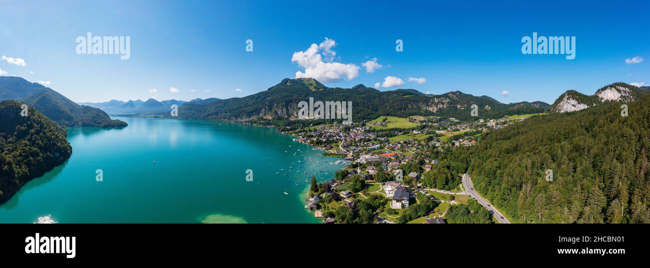 Autriche, Salzbourg, Saint Gilgen, Drone panorama du village sur les rives du lac Wolfgang en été Banque D'Images