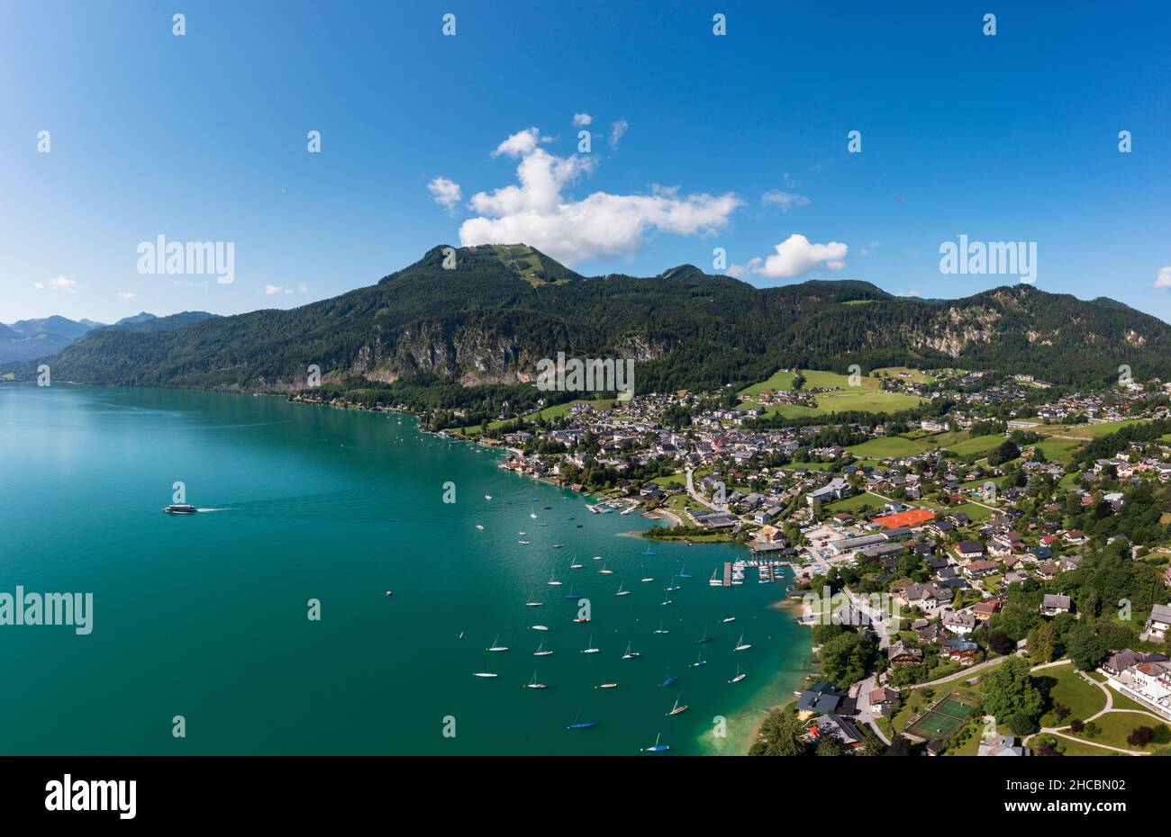 Autriche, Salzbourg, Saint Gilgen, Drone vue sur le village sur les rives du lac Wolfgang en été Banque D'Images