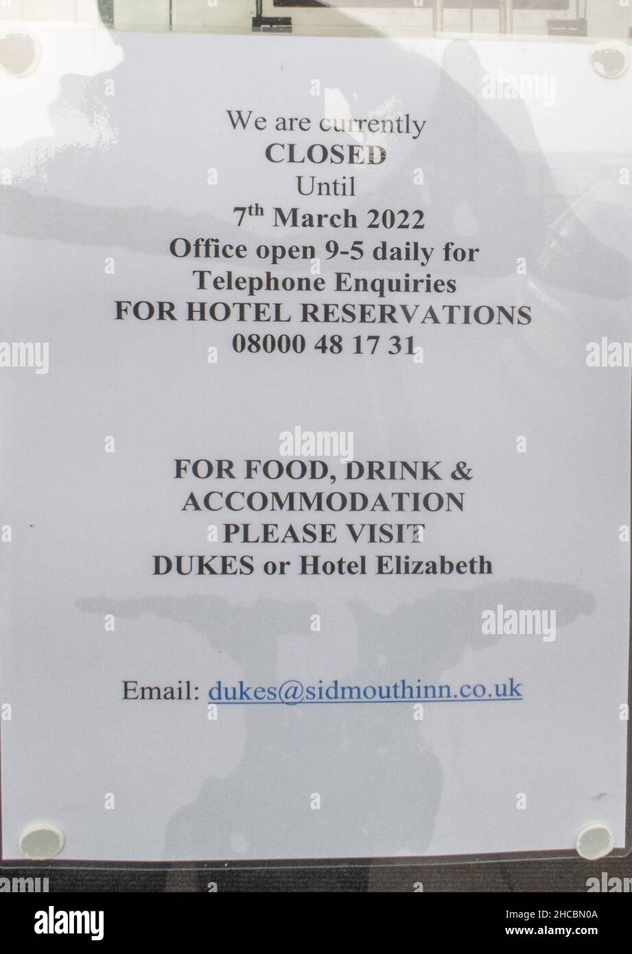 27th déc 21 effets de Omicron.Panneau indiquant que l'hôtel est fermé pendant quelques mois à Sidmouth, Devon.Credit: Photo Central/Alamy Live News Banque D'Images